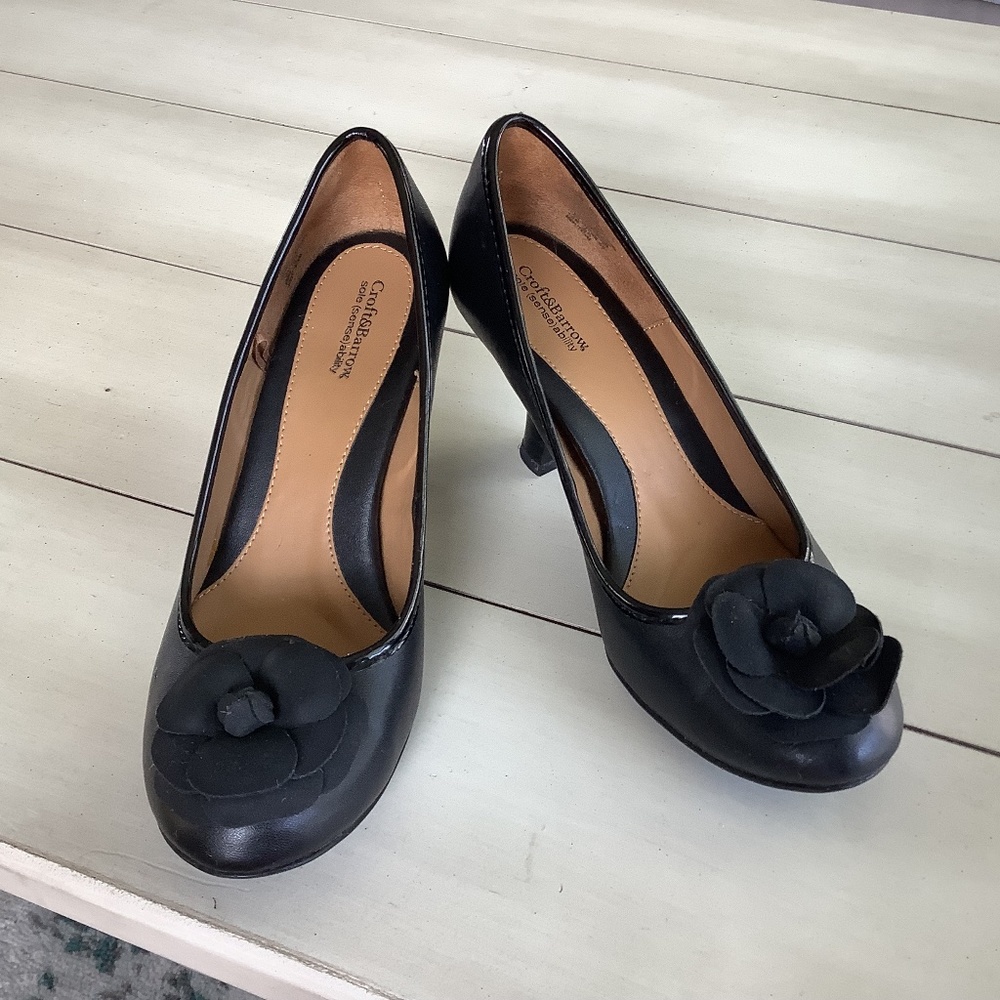 Croft&Barrow sole (sense)ability, black, 2 inch pumps with flower trim